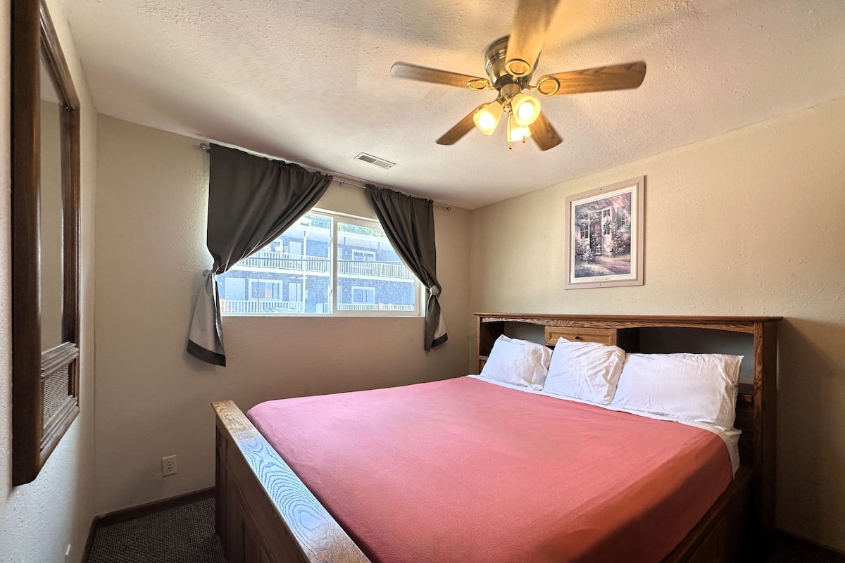Comfort Condo, 2 Bedrooms, 2 Bathrooms, Lake View