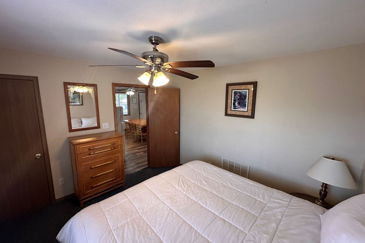 Family Cottage, 4 Bedrooms, Fireplace, Lake View