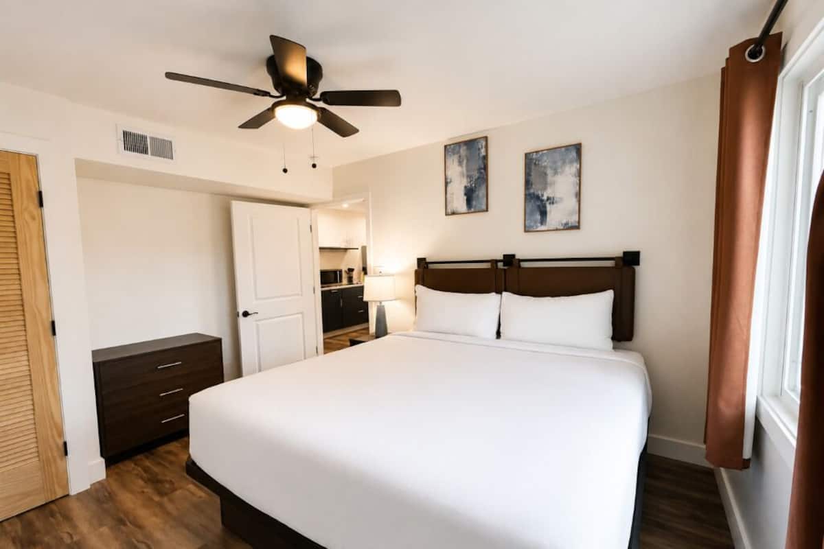 Classic Cottage, 1 Bedroom, Fireplace, Lake View | Free WiFi, bed sheets