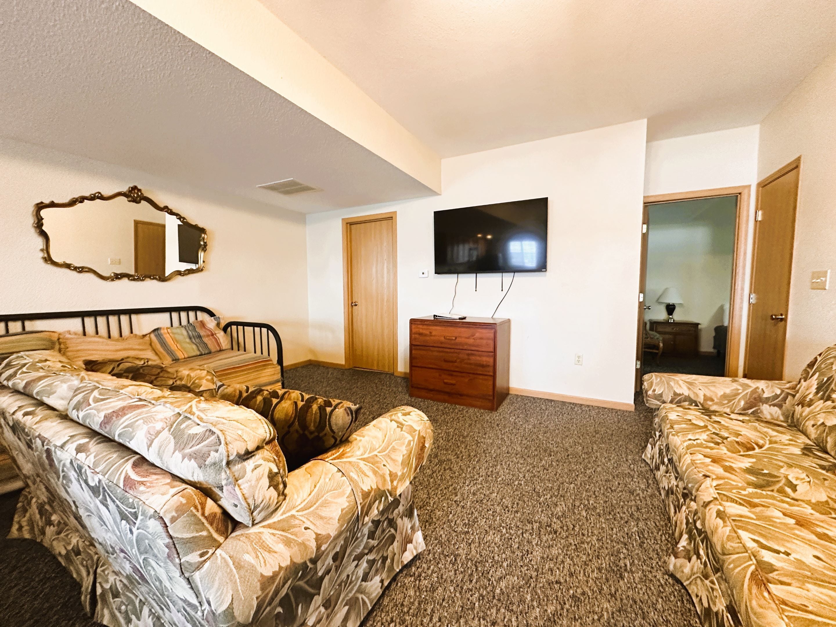deluxe condo, 3 bedrooms, lake view | living area | 45-inch flat-screen tv with cable channels