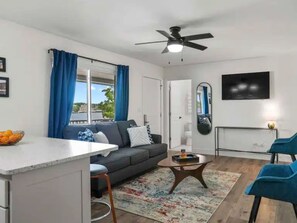 Family Suite | Living area | 45-inch flat-screen TV with cable channels - Alhonna Resort LLC (Lake Ozark)