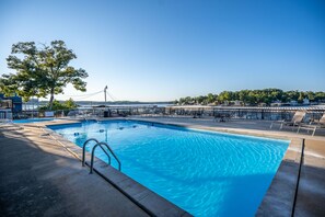 Piscine couverte, piscine extérieure (ouverte en saison)