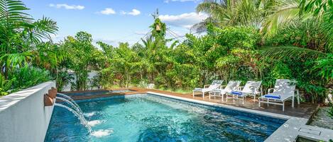 Een verwarmd zwembad