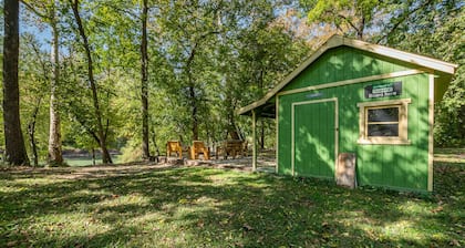 Rustic River Retreat- located right on the Whitewater River!