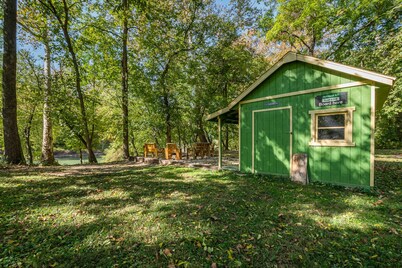 Rustic River Retreat- located right on the Whitewater River!