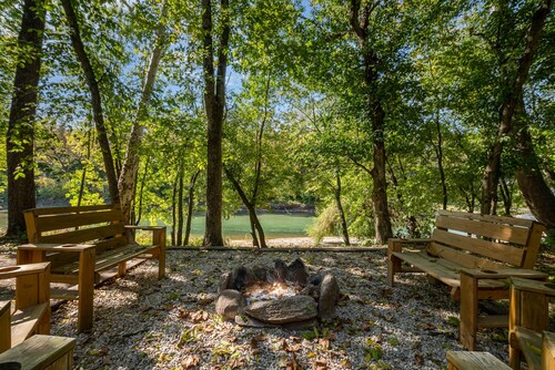 Rustic River Retreat- located right on the Whitewater River!