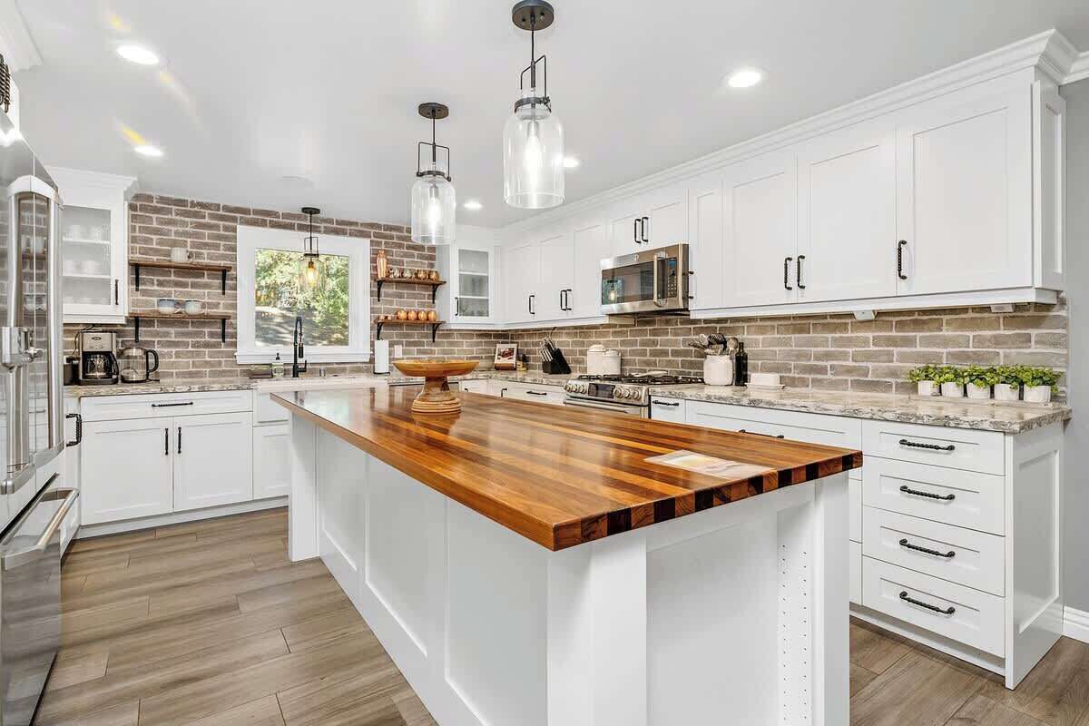 Grand réfrigérateur, micro-ondes, four, plaque de cuisson