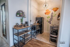 Køleskab, mikrobølgeovn, kogeplade, kaffe-/temaskine