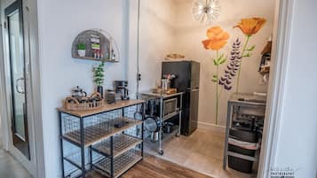 Réfrigérateur, four à micro-ondes, surface de cuisson, cafetière-théière
