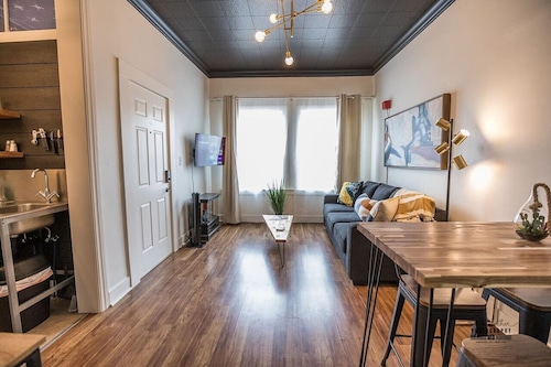 Chic Getaway Downtown Hub Luxe Linens Near Transit