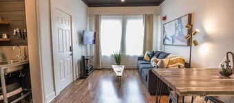 Chic Getaway Downtown Hub Luxe Linens Near Transit