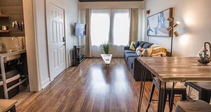 Chic Getaway Downtown Hub Luxe Linens Near Transit