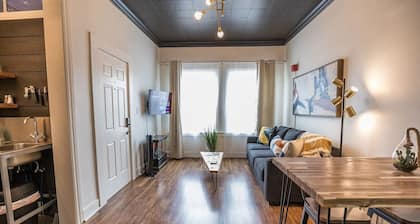 Chic Getaway Downtown Hub Luxe Linens Near Transit
