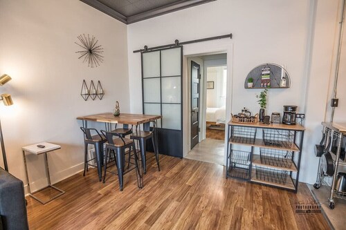 Chic Getaway Downtown Hub Luxe Linens Near Transit