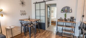 Chic Getaway Downtown Hub Luxe Linens Near Transit