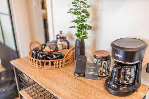 Chic Getaway Downtown Hub Luxe Linens Near Transit