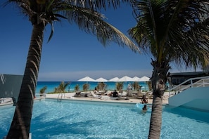Pool - Ocean front studio, private beach, facilities, new (Cancún)