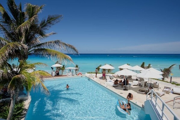 Pool - Ocean front studio, private beach, facilities, new (Cancún)