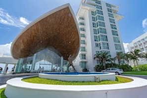 Exterior - Ocean front studio, private beach, facilities, new (Cancún)