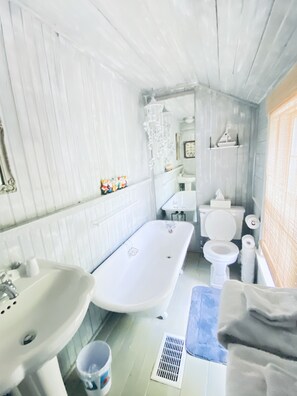Bathtub, towels - Spacious Beach House. Just a 3 minute walk to Drakes Island Beach. Dog Friendly! (Wells)