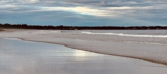 Spacious Beach House. Just a 3 minute walk to Drakes Island Beach. Dog Friendly!