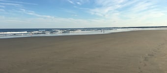 Spacious Beach House. Just a 3 minute walk to Drakes Island Beach. Dog Friendly!