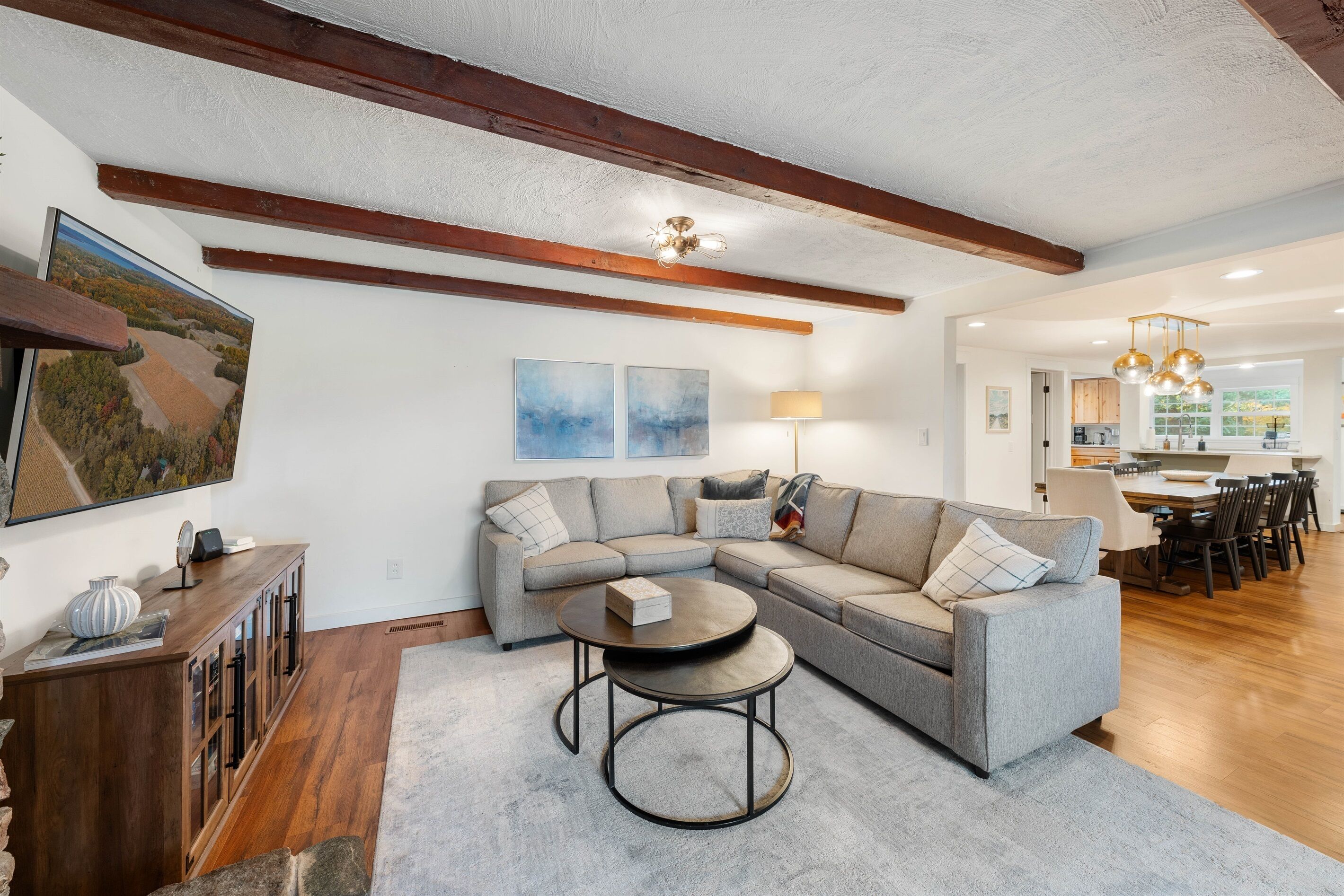 Smart TV, caminetto, tavolo da calcetto, libri