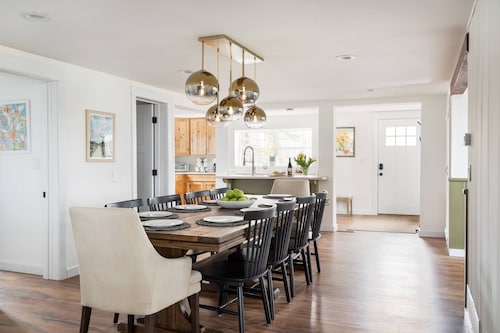 Winter Retreat with Hot Tub and Views, near skiing