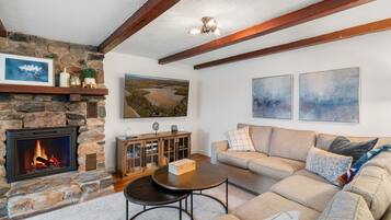 Smart TV, caminetto, tavolo da calcetto, libri