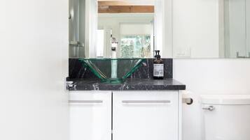 Ensemble baignoire-douche, séchoir à cheveux, serviettes fournies, savon