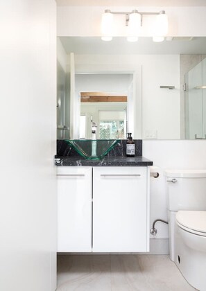 Combined shower/tub, hair dryer, towels, soap