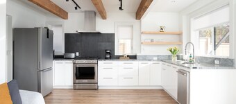 Romantic modern condo by the lake