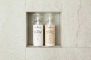 Tina con regadera, secadora de cabello, toallas, jabón 