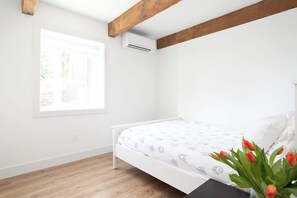 1 bedroom, iron/ironing board, free WiFi, bed sheets - Romantic modern condo by the lake (Bellevue)