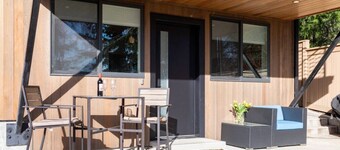 Romantic modern condo by the lake