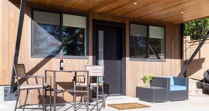 Romantic modern condo by the lake