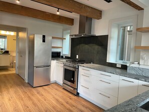 冷蔵庫、電子レンジ、オーブン、コンロ