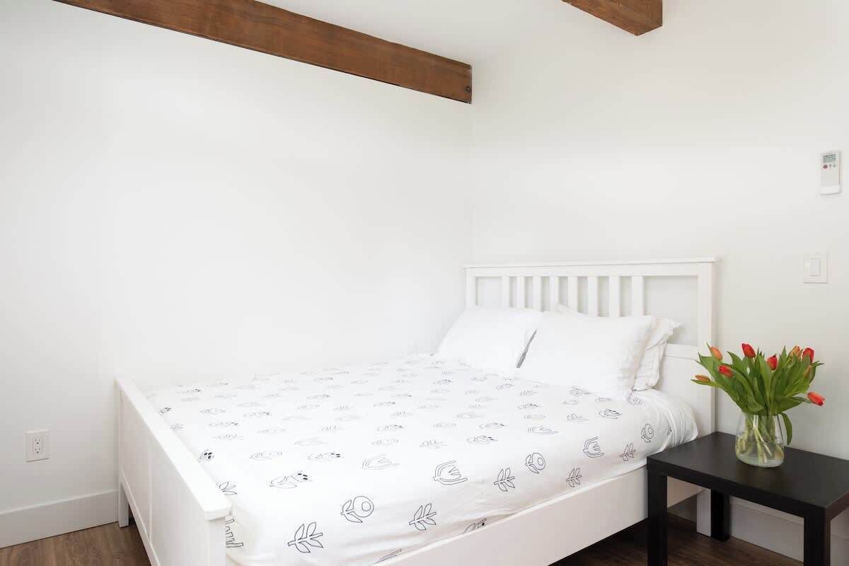 Een bureau, een strijkplank/strijkijzer, gratis wifi, beddengoed