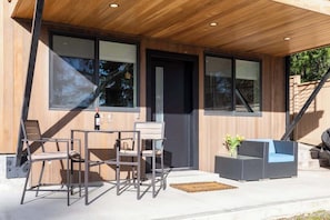 Outdoor dining - Romantic modern condo by the lake (Bellevue)
