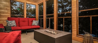 Dream 4-Br 4-Ba Chalet | Private Hot Tub | 2 min to Jasper National Park Gates