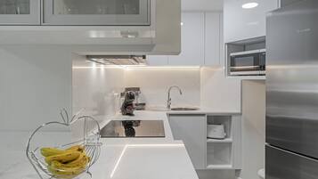 Kühlschrank, Mikrowelle, Ofen, Herdplatte