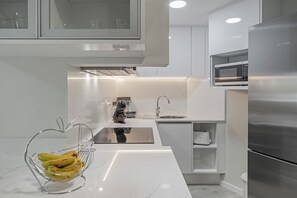 Kühlschrank, Mikrowelle, Ofen, Herdplatte