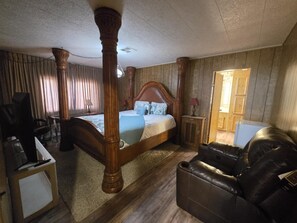 3 bedrooms, WiFi, bed sheets - 1970'S THEMED 2600 FEET FROM THE RIVER (Parker)