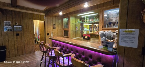 1970'S THEMED 2600 FEET FROM THE RIVER