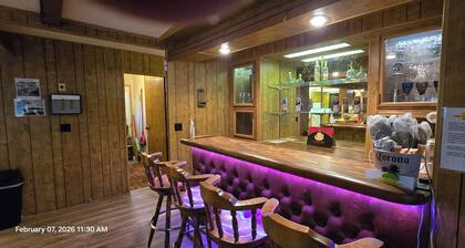 1970'S THEMED 2600 FEET FROM THE RIVER