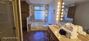 Badekar, håndklær, såpe og toalettpapir