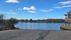Vista de un lago con un edificio a la derecha.