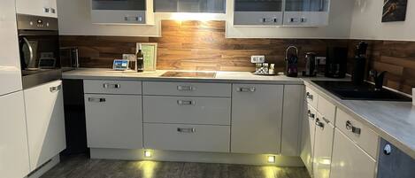 Refrigerador, microondas, lavavajillas y cafetera y tetera