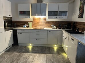 Kühlschrank, Mikrowelle, Geschirrspüler