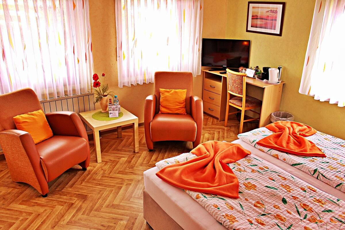 Basic-Doppel- oder -Zweibettzimmer | Zimmersafe, Schreibtisch, laptopgeeigneter Arbeitsplatz